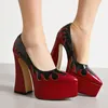 Klänningsskor överdimensionerad stor storlek stora höghöjda skor spetsiga överhöga häl förbättrar komfort 231017