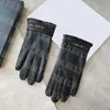 Gants en peluche avec lettres en métal pour hommes, mitaines de styliste en peau de mouton, gants chauds à cinq doigts pour l'automne et l'hiver