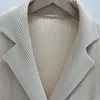 Kvinnors kostymer Miyake veckad premiumkänsla pendlare blazer höst vinter design lapel beige ytterkläder peplum kort toppjacka kvinnor