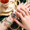 腕時計の女性は小さな正方形のダイヤルで監視しますシンプルなミニマリストクォーツ時計女性