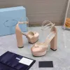 Sandali firmati Nuovo marchio Passerella Tacchi alti Donna Pelle verniciata nuda Sandali con tacco spesso Impermeabili Scarpe da donna romane Triangolo Fibbia Scarpe da sposa 35-42