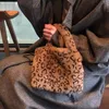 Winter New Soft Warm Faux Fur Bag Fashion Leopard and Zebra Printten Plush Handbag Female Chain Messenger Fluffy Tote 220923