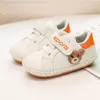 Babyskor nyfödda pojkar flickor första vandrare barn småbarn snörning pu sneakers prewalker vita skor 0-18m