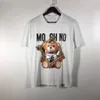 Мужские футболки Moschino Дизайнерские летние итальянские люксовые бренды для мужчин и женщин с круглым вырезом и короткими рукавами с модным принтом свободного покроя из хлопка Топ для отдыха на открытом воздухе cc35