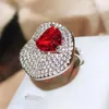 Pierścionki klastra luksusowe panie pełne diamentowe pierścionek cyrkon mody biżuteria czerwona miłość wysokiej jakości zaręczyny