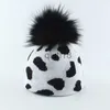 Bonnet / Crâne Caps Nouvelle Mode Vache Imprimer Chapeau Chaud Tricoté Hiver Véritable Fourrure Pompon Chapeaux Pour Femmes Filles Noir Pom Bonnet Cap Y201024 x0922