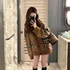 2023 Kvinnors tröja designad av europeiska designers Autumn/Winter Checkered tröja Coat Women's Loose and Lazy Sticked Cardigan Plush Top