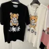 Moda Feminina T-shirt Verão Nova Alta Qualidade Manga Curta Marca Designer Tees Cor O Urso Em Torno Do Pescoço De Algodão Itália Luxo Mens Mulheres Soltas Mosch J0Bl #