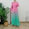 Grundläggande casual klänningar Gradient Miyake Pleated Dress Round Neck Long Puff Sleeves Color Block Female Maxi Elegant Party Clothing 230922