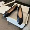 Kanaalschoenen merk Paris Designer Black Ballet Flats schoenen Dames Spring gewatteerd Echte lederen slip Ballerina Luxe Round Round Teen Ladies Dress Shoes Maat 35-42