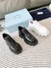 En kaliteli lüks marka tasarımcısı Sonbahar Kış Kadın Patent Deri Dikiş Yuvarlak Yuvarlak Toe Kalın Topuklu Ayakkabılar Kadın Platform Ayakkabıları Üzerinde Kayma