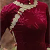 Etniska klädbröllopsklänningar för kvinnor våren 2023 kinesisk sammet modern cheongsamlong-ärmdömd förbättrad långmoder röd split spets qipao