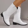 Boots sepatu bot kulit pu putih untuk wanita sepatu ujung lancip Bordir Betis sedang ukuran plus 43 barat 230922