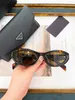 Lunettes de soleil P26 Cat Eye Black Women Designer Fashion Concepteur adapté aux petites formes de visage Hommes et femmes UV400 OVAL SUNGLAS DESCRIPRE DES LOGRES