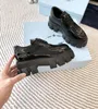 En kaliteli lüks marka tasarımcısı Sonbahar Kış Kadın Patent Deri Dikiş Yuvarlak Yuvarlak Toe Kalın Topuklu Ayakkabılar Kadın Platform Ayakkabıları Üzerinde Kayma