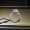 Anelli di fidanzamento in argento sterling 925 di lusso per le donne Anelli di diamanti simulati 3CT con taglio smeraldo quadrato Gioielli in oro platino