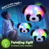 Peluş Bebekler 13.5in Panda Peluş Bebek Oyuncak Led Işık Atma Yastıkları Parlayan Hediye Yumuşak Sevimli Dolgulu Hayvanlar Kızlar İçin Işık Oyuncak Çin 230922