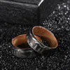 Anneaux de mariage Poya Hommes 8mm Naturel Whisky Barrel Bois Liner Noir Tungstène Anneau Avec Forêt Arbre Paysage Lasered