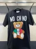 Moda Feminina T-shirt Verão Nova Alta Qualidade Manga Curta Marca Designer Tees Cor O Urso Em Torno Do Pescoço De Algodão Itália Luxo Mens Mulheres Soltas Mosch J0Bl #