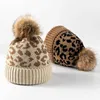 Beanie / Skull Caps Beanie / Skull Caps Leopard Imprimir Mulheres Chapéu Pompom Lady Cap Beanie Outono Inverno Quente Malha Meninas Chapéus Sólidos Hairball Elástico X0922