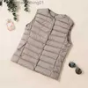 여자 조끼 새로운 2023 여성 Ultra Light Down Vests 슬림 민소매 재킷 휴대용 소녀 가벼운 바람 방전 양복 조끼 L23092