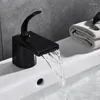 Badezimmer Waschbecken Wasserhähne Becken Wasserhahn Gold Wasserfall Deck montiert Toilette Mischbatterie und kalt