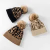 Beanie / Skull Caps Beanie / Skull Caps Leopard Imprimir Mulheres Chapéu Pompom Lady Cap Beanie Outono Inverno Quente Malha Meninas Chapéus Sólidos Hairball Elástico X0922