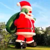 Juegos al aire libre gigantes Decoración divertida Inflable Santa Claus Air Padre navideño con bolso en la mano para la fiesta del festival