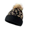 Beanie / Skull Caps Beanie / Skull Caps Leopard Imprimir Mulheres Chapéu Pompom Lady Cap Beanie Outono Inverno Quente Malha Meninas Chapéus Sólidos Hairball Elástico X0922