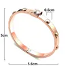 Nouveau conçu Titanium Steel V-lettre monogramme quatre feuilles fleur rivets brillant bracelet mode bracelet boucle d'oreille collier Designer Bijoux LVB202