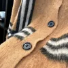 2023 Kvinnors tröja designad av europeiska designers Autumn/Winter Checkered tröja Coat Women's Loose and Lazy Sticked Cardigan Plush Top