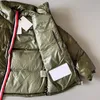 Parka Piumino da uomo Designer Cappotto invernale da uomo Distintivo ricamato da donna Nastro dal volto luminoso Collo in piedi Piumino con cappuccio Addensante 4IBHM