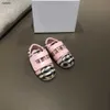 23SS Småbarnskor Fashion Babyskor Storlek 20-25 Canvas Leather Stitching Design Walking Shoes for Infant Box Packaging Sep20