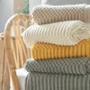 Inbakeren Nordic Eenvoudige Effen Sofa Deken Kantoor Dutje Comfortabele Sprei Zachte Homestay Decoratie Dikke Winter Gebreide Sjaal 230923