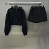 Damen-Trainingsanzüge 2023 Fashion High Quqlity Kapuzen-Kurz-Sweatshirt-Set für Frauen Drop Shoulders Pullover und Shorts Schwarzer 2-teiliger Anzug