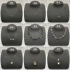 Enkel och avslappnad brev fyra bladklöver blommakedja halsband kvinnors smycken tillbehör gåvor grossist detaljhandel