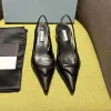 8slingback klackar i metalliskt läderkvinnor Designer Sandaler spetsiga triangeldekoration 5cm kattunge klackar sandal för klassiker svartvit med dammväska 35-42 med låda