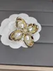 Lettres en or 18 carats Love Clover Marque Designer Pins Broches pour femmes Perle Charme élégant Broche Broche Bijoux Accessoires pour fête de mariage