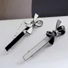 10X3CM clip per capelli farfalla in acrilico bianco e nero con una parola clip per capelli per le donne preferite Articoli classici di moda Gioielli headd267I