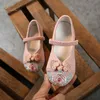 Baskets Hanfu chaussures enfants filles tissu brodé Style chinois papillon dentelle délicate fleur ancien concepteur 230922