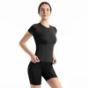 Fatos femininos 2023 verão fino ajuste rápido seco esportes camiseta yoga manga curta pêssego cintura alta bolso lateral fitness capris conjunto