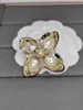 18k Guldbokstäver älskar klöver märkesdesigner stift broscher för kvinnor pärla elegant charm brosch stift smycken tillbehör för festbröllop