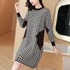 Fin elegant rutig stickad jumperklänning Autumn Winter Long Sleeve Women Designer Slim Fit Stylish Vacation Sweaters Dresses 2023 Office Lady O-hals Varma Midi Frocks