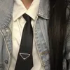Cravatta da uomo Cravatta a triangolo cravatta da uomo cravatta di design di lusso da uomo adolescente abiti formali di lusso mini cinturino in pelle da donna moda cravatta bianca nera