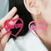 Moda Barbies Pendientes colgantes con letras Kawaii Anime Pink Glitter Love Hollow Acrílico Corazón Charm Pendiente Niñas Dibujos animados Cosplay Accesorios de joyería Regalos