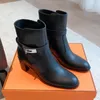 Herbst neue flache Unterseite Stiefel berühmte Frauen Designer kurze Röhre Stiefel echtes Leder Metallverschluss Schnalle runder Kopf dicker Absatz erhöhte Damen High Heels Schuhe