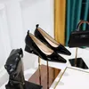 Zapatos de vestir 2023 Diseñador de lujo Sandalias de tacón medio para mujer Patente brillante Cuadrado Boda Bridemaids Zapato de color desnudo para damas