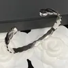 Pequeño viento fragante Pulsera con patrón de diamantes dorados y plateados Temperamento de moda pequeña Moda versátil Pulsera retro simple de alto grado