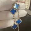 2023 Jewelry Fanjia Lucky Four Leaf Gräs Fem Flower Armband Hög version V Djockad plätering Rosguld dubbelsidig naturlig blå chalcedony