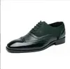 Zapatos de vestir de retazos de moda para hombres Zapatos formales clásicos Brogue Calzado de cuero dividido Zapatos elegantes Sapato Social Masculino para niños Botas de fiesta 38-48
